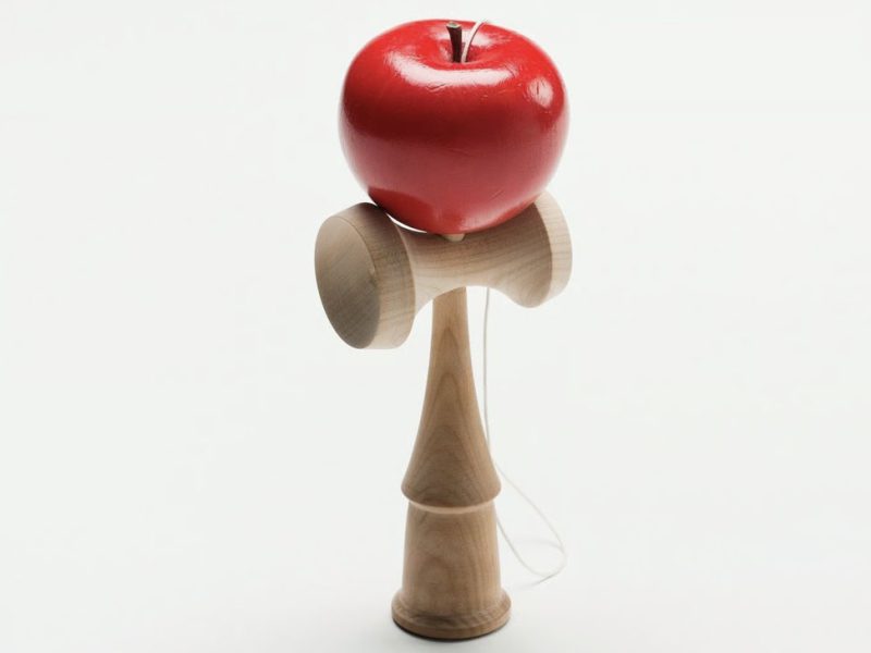 りんごのけん玉(鈴木康広氏デザイン)