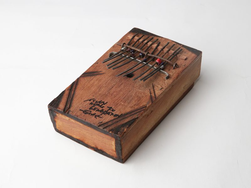 サイン入りカリンバ